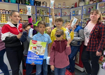 «Добрыня» поздравил юных посетителей магазинов с Днём защиты детей!